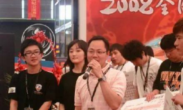 娱乐吃瓜两男主持,吃瓜两男主持的麻辣点评
