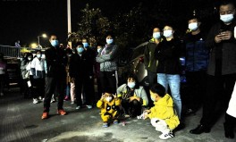 外卖员凌晨救人遇难引爆热搜：吃瓜群众围观英雄背后的N重争议2025年6月23日